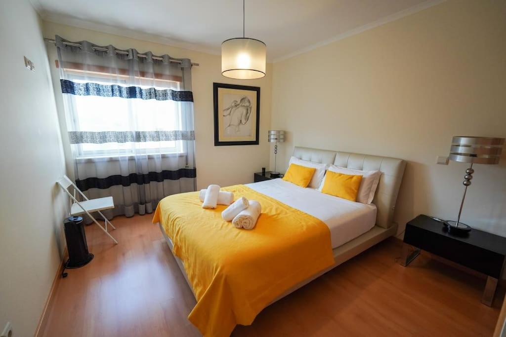ein Schlafzimmer mit einem Bett mit zwei Handtüchern darauf in der Unterkunft Dalila's house in Nazaré