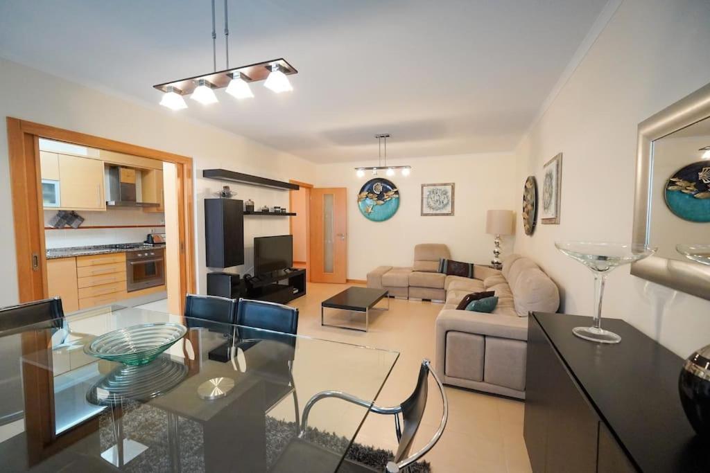 een woonkamer met een bank en een tafel bij Dalila's house in Nazaré