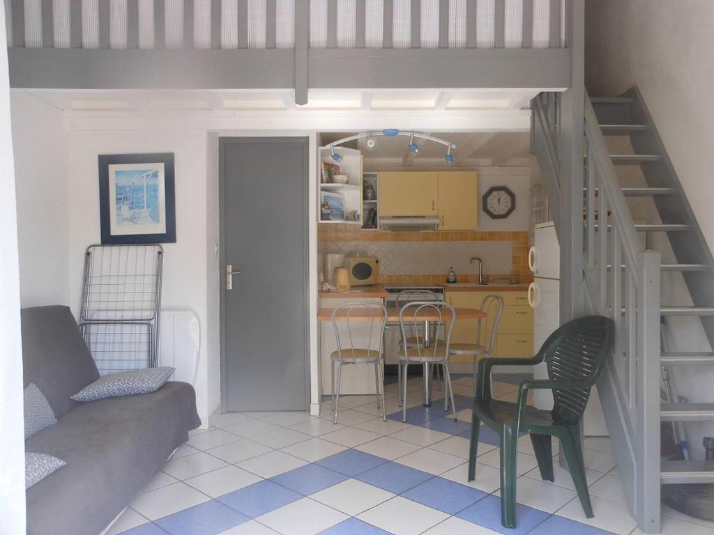 Cette petite chambre comprend une mezzanine et une cuisine. dans l'établissement STUDIO MEZ 25M2 + TERRASSE 6m2 REF 4014, à Le Castellas