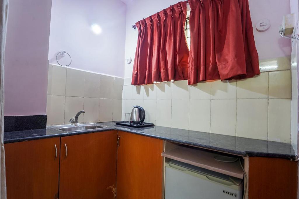 Kuchyň nebo kuchyňský kout v ubytování FabHotel Terra - Nr Madras Medical Mission Hospital, Mogappair