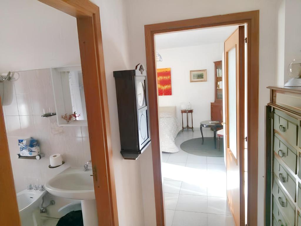 y baño con lavamanos, aseo y lavamanos. en One bedroom apartement with city view and furnished terrace at Vibo Valentia, en Vibo Valentia