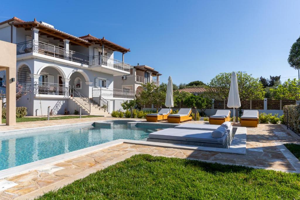Bazén v ubytování Paris Family Villa! nebo v jeho okolí