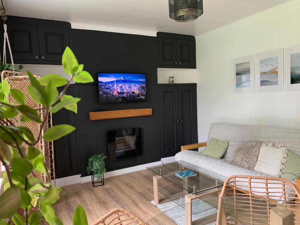 Linnet House - Relaxing - Leafy - Bright 2 Bedroom Apt tesisinde bir televizyon ve/veya eğlence merkezi