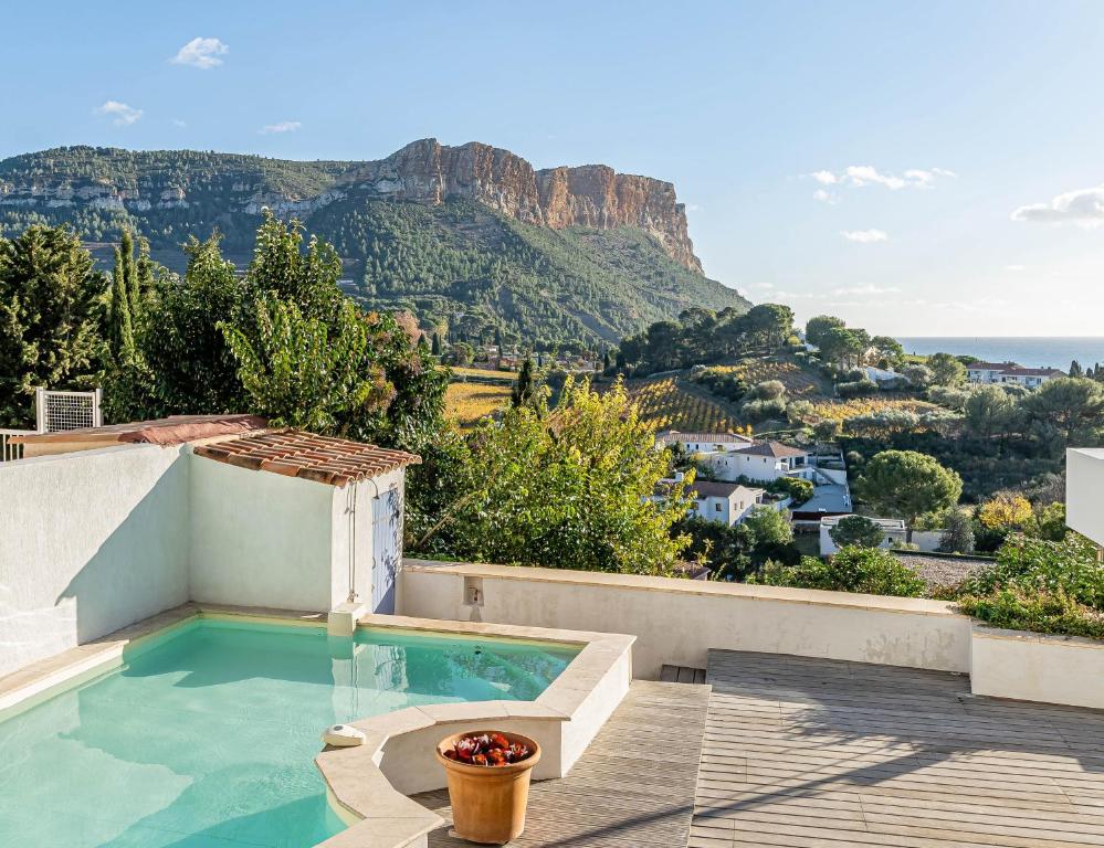 uma piscina no topo de uma casa com uma montanha em Les Restanques par Dodo à Cassis em Cassis