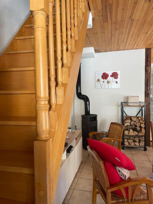 un escalier avec un coussin rouge sur une chaise dans l'établissement Charmante maison à la montagne, à Belcaire