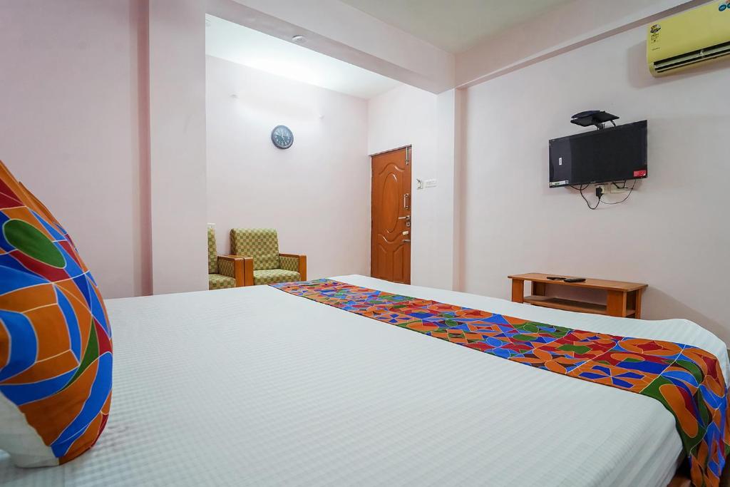 TV a/nebo společenská místnost v ubytování FabHotel Terra - Nr Madras Medical Mission Hospital, Mogappair