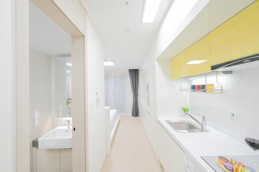 bagno bianco con lavandino e specchio di E7 YANGYANG JUKDO a Yangyang