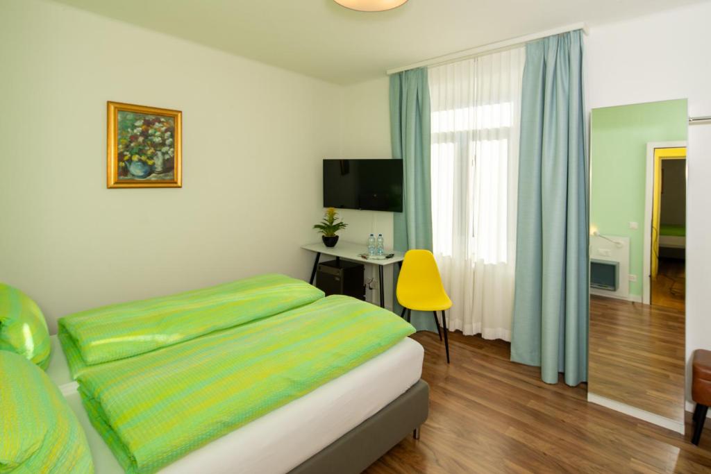 Uma cama ou camas num quarto em Hotel Garni dei fiori