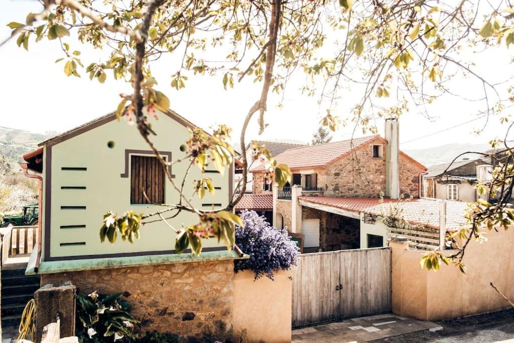 a house with a fence in front of it at casa rural O lar do San Paio in Erboedo