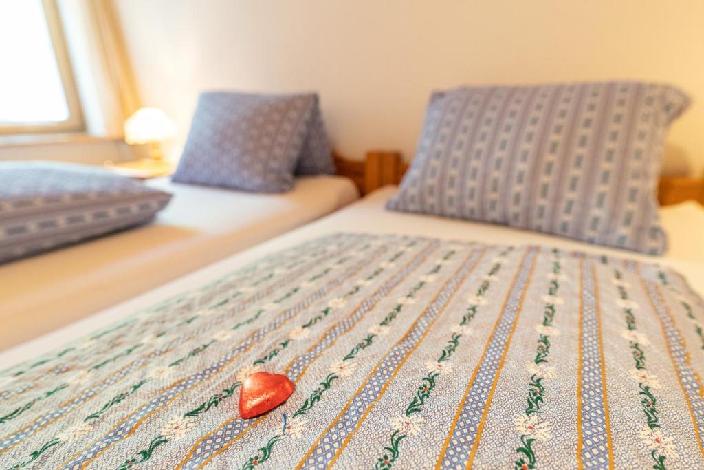 Postel nebo postele na pokoji v ubytování Gasthaus Edelweiss