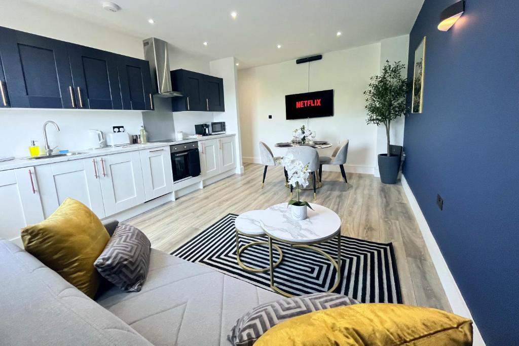 een woonkamer met een bank en een tafel bij Luxury Norwich City Centre Apartment - Free Parking in Norwich