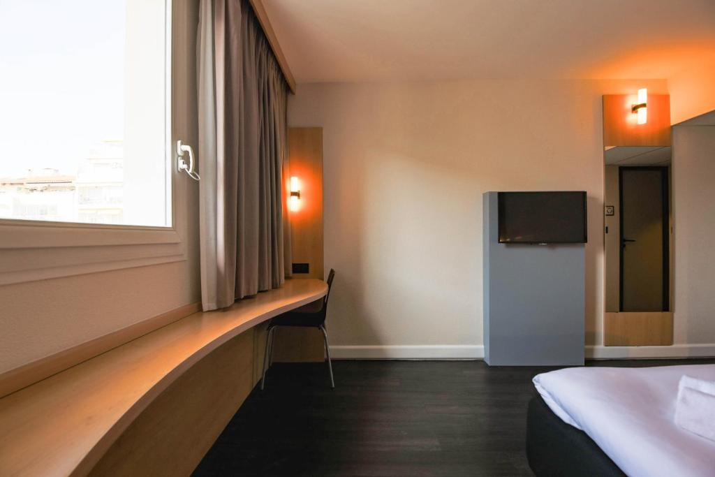 Postel nebo postele na pokoji v ubytování easyHotel Nice Old Town