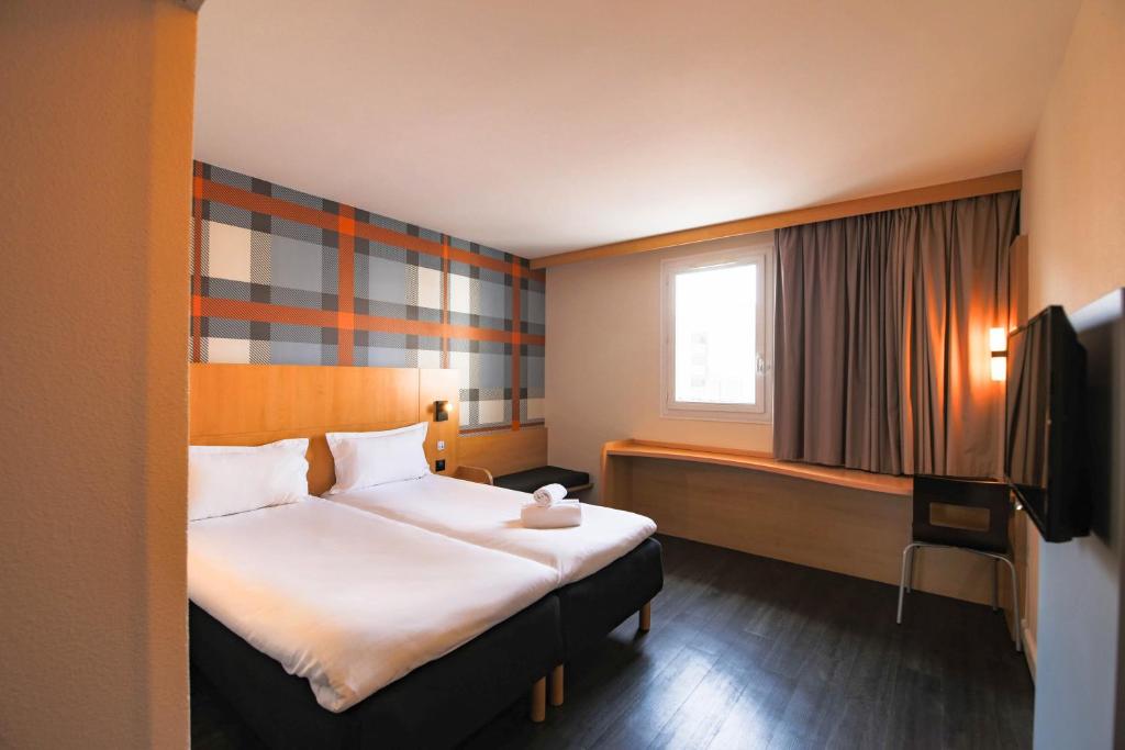 Postel nebo postele na pokoji v ubytování easyHotel Nice Old Town