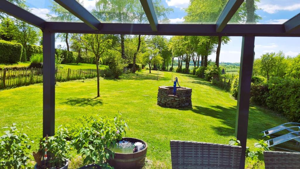 Blick auf einen Hof mit einer Statue im Gras in der Unterkunft Ferienhaus Kirschblüte in Monschau