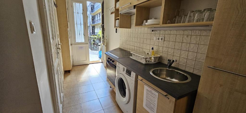 Kuchyňa alebo kuchynka v ubytovaní Very Central apartment- 2 Bedrooms and 2 Bathrooms