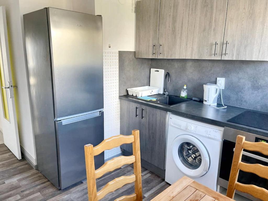 una cucina con frigorifero e lavatrice di Appartement d'une chambre a Nice a 200 m de la plage avec vue sur la mer terrasse et wifi a Nizza