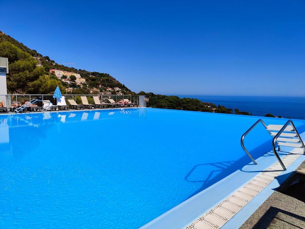 Бассейн в Le COQ -Splendide vue -magnifique piscine -Parking или поблизости