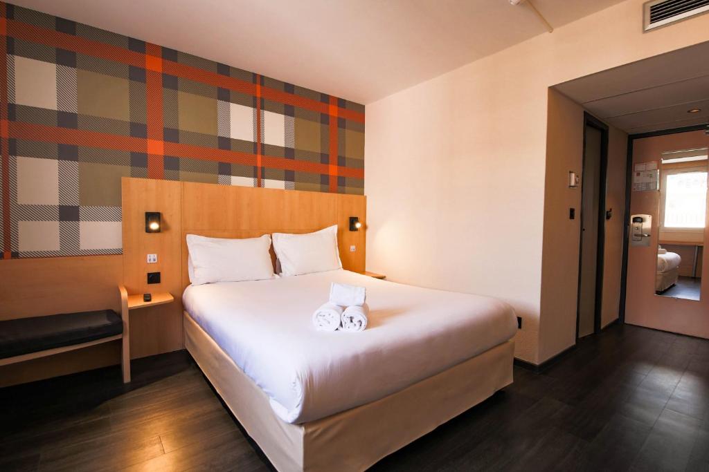 Postel nebo postele na pokoji v ubytování easyHotel Nice Old Town