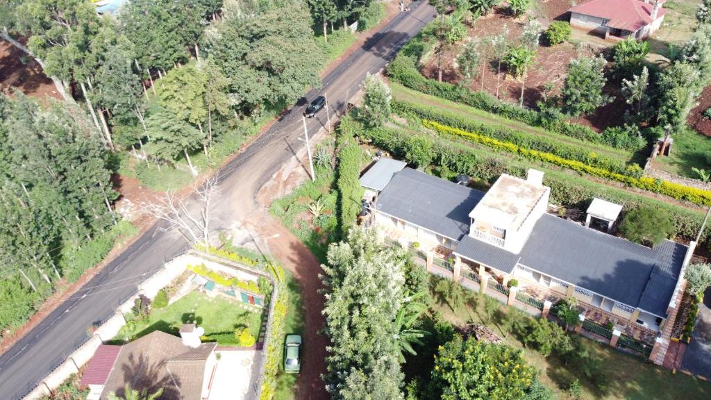 una vista aérea de una casa y una carretera en Mayas Suites en Nyeri