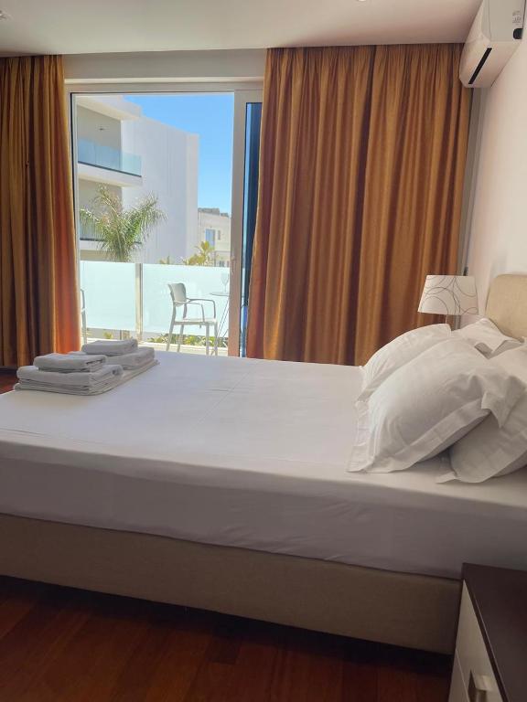 Postel nebo postele na pokoji v ubytování Nemesis Hotel
