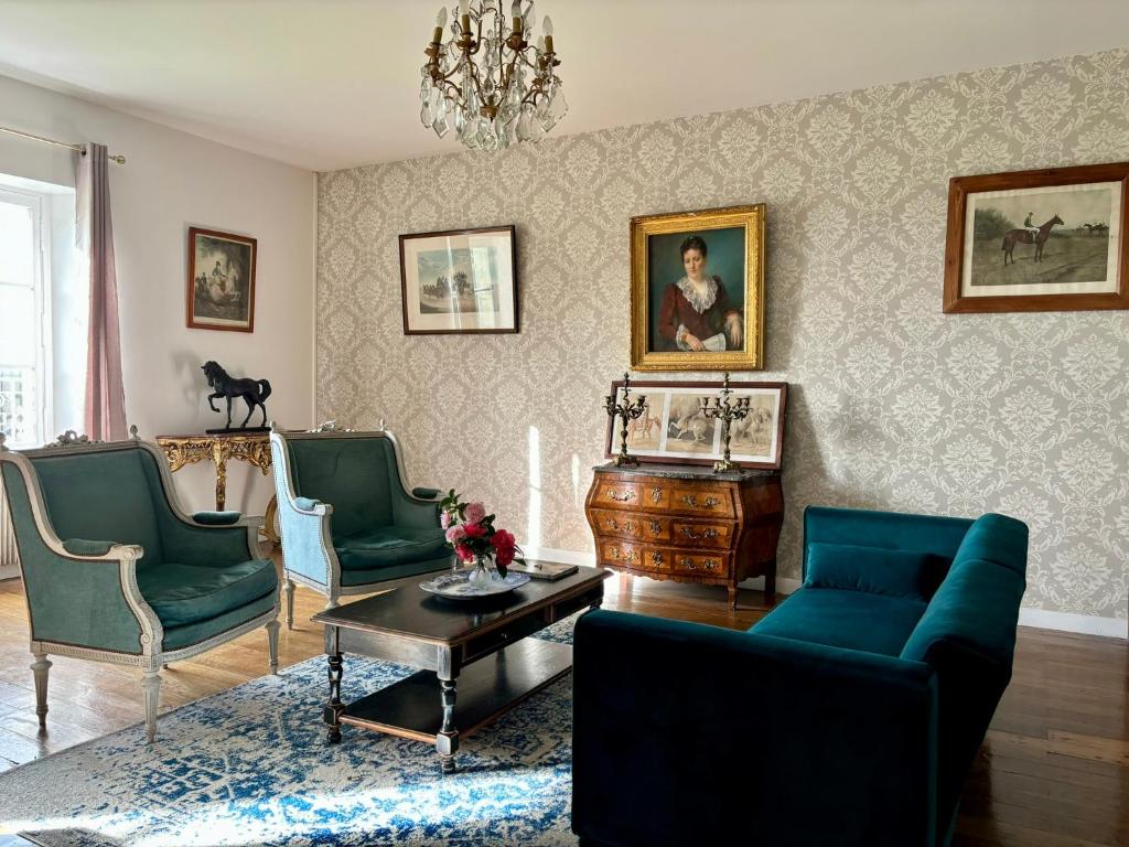 un salon avec des chaises vertes et une table dans l'établissement Château de la Pervenchère gîte des Cavaliers, à Casson