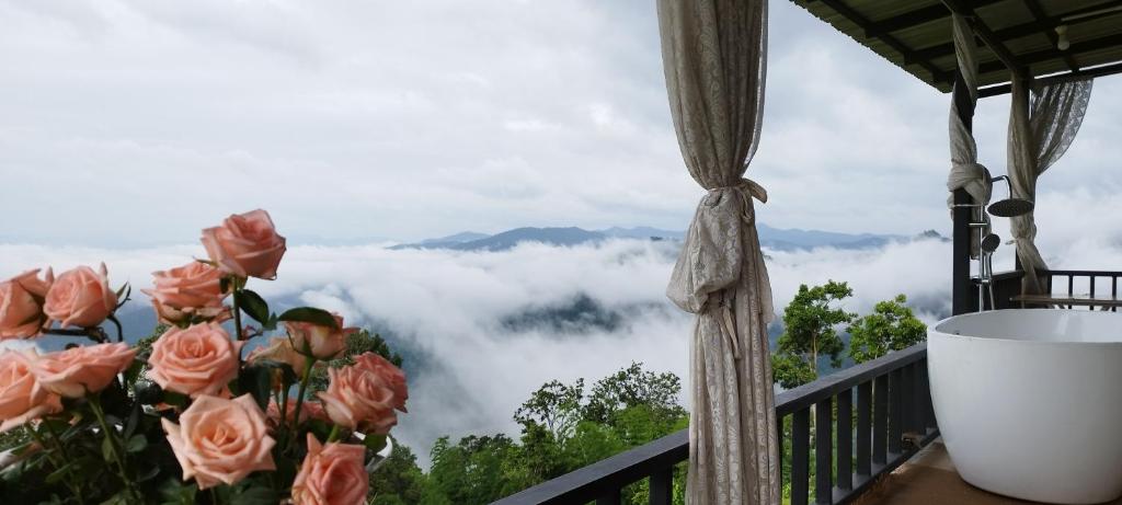 une chambre avec balcon avec vue sur les fleurs dans l'établissement แจ่มฟ้าเมาท์เท่นวิว Chaemfa Mountain View, à Ban Muang Kut
