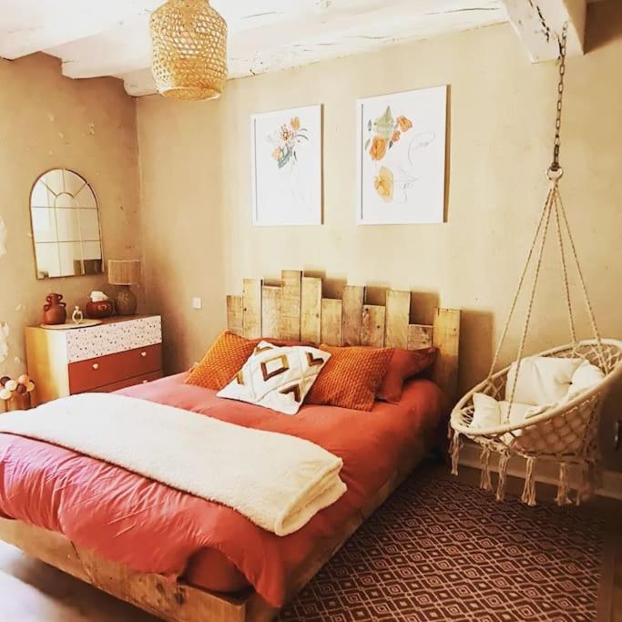 - une chambre avec un grand lit et une balançoire dans l'établissement Duplex à colombages en bord de Loire à 2 pas du château de Blois, à Blois