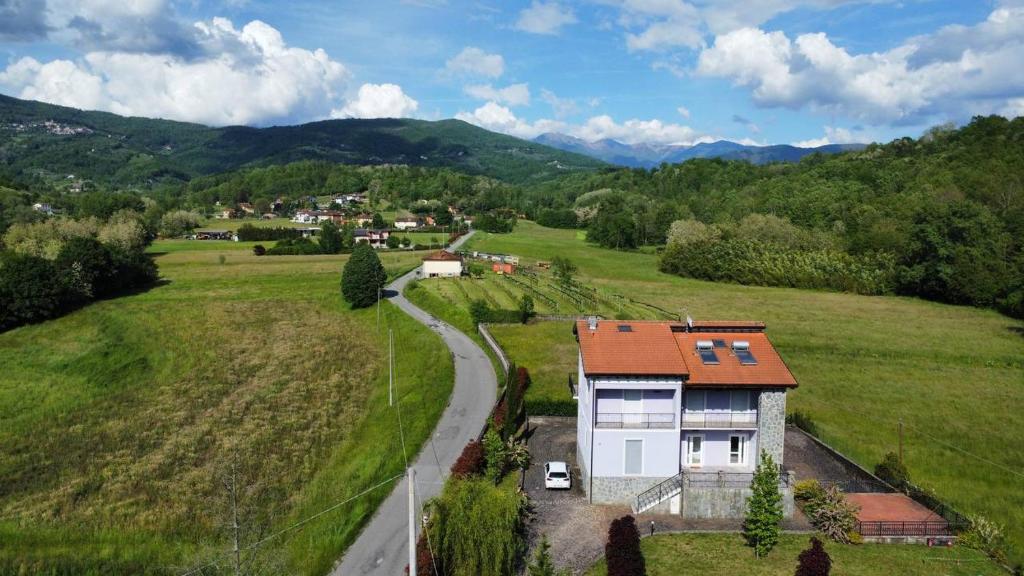 une maison au milieu d'un champ avec une route dans l'établissement Villa Lilla 2, à Fivizzano