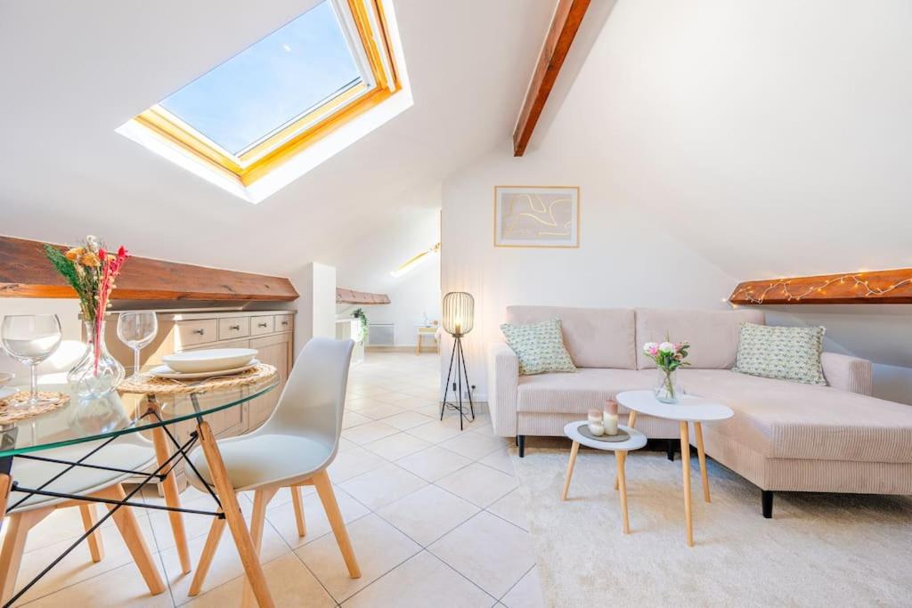 un salon avec un canapé et une table dans l'établissement Le Cocon Proche Paris Stellantis, à Poissy