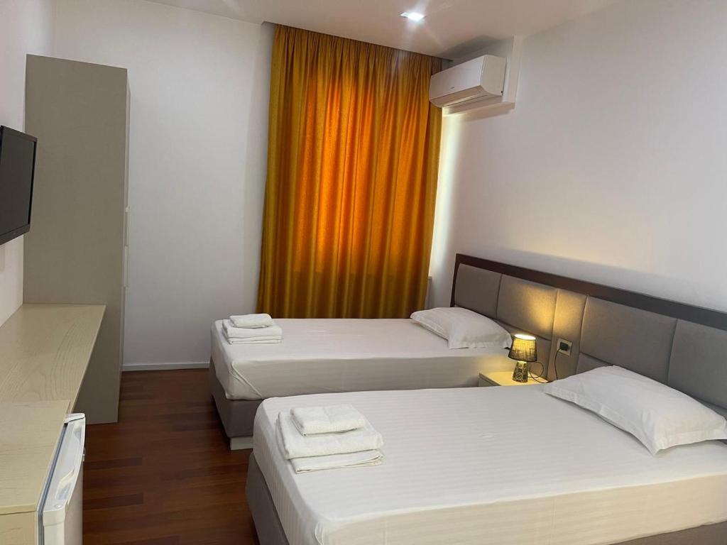 Postel nebo postele na pokoji v ubytování Nemesis Hotel