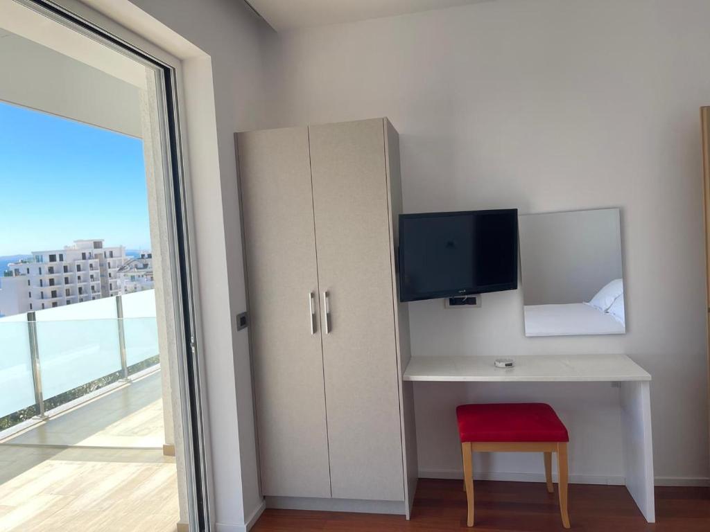 TV a/nebo společenská místnost v ubytování Nemesis Hotel