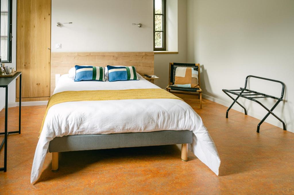 Letto o letti in una camera di Logis hôtel restaurant l'Argence