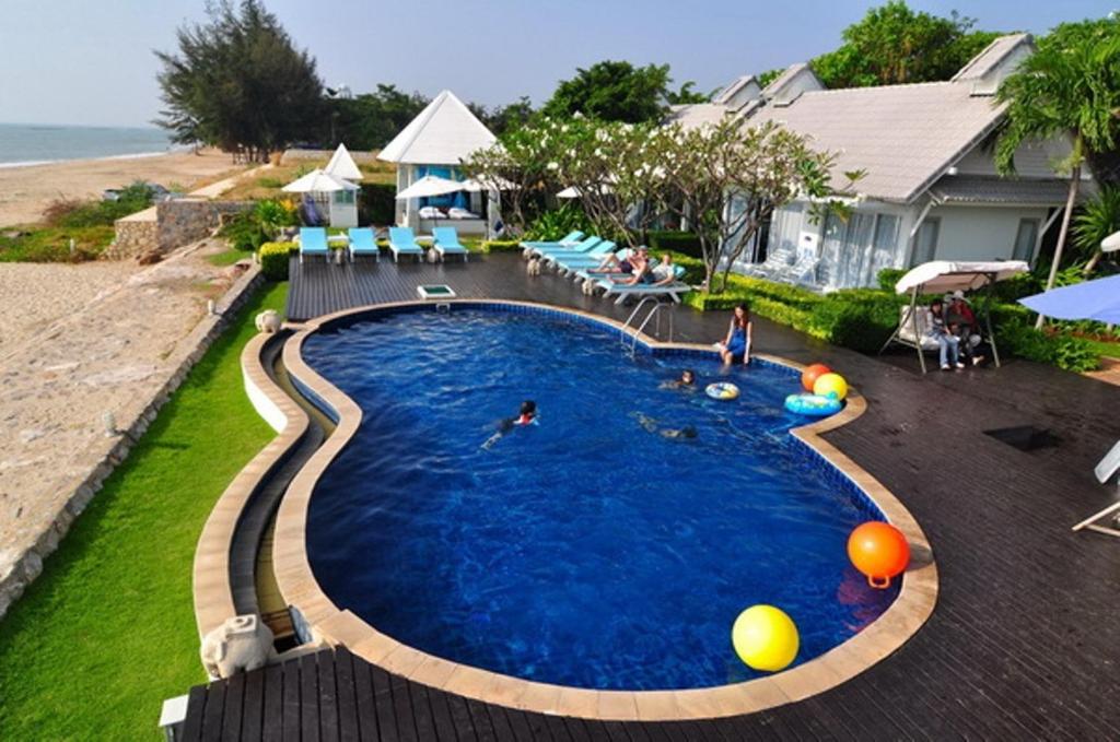 Blue Sky Resort في هاد تشاو سمران: مسبح فيه شخص في الماء