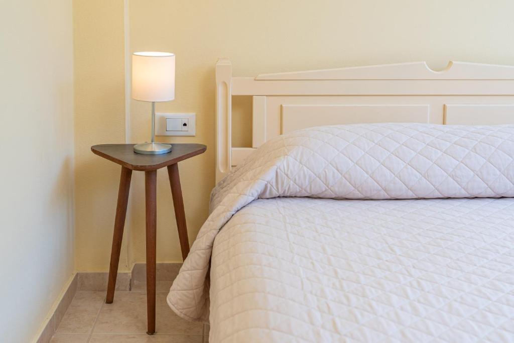 Posteľ alebo postele v izbe v ubytovaní Mariel House Fiskardo Kefalonia