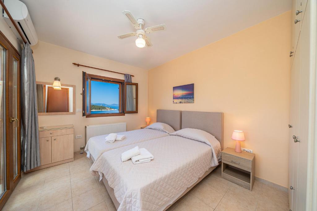Posteľ alebo postele v izbe v ubytovaní Mariel House Fiskardo Kefalonia