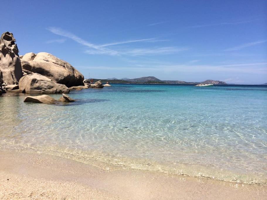 una playa con rocas y agua azul en Splendida spiaggia di Porto Istana Sconti, en Porto Istana