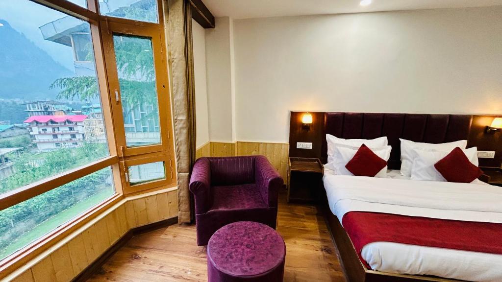 Postel nebo postele na pokoji v ubytování Hotel Ocean & Hotel Meadows Hill ! Rooftop Restaurant ! Near Hadimba Temple