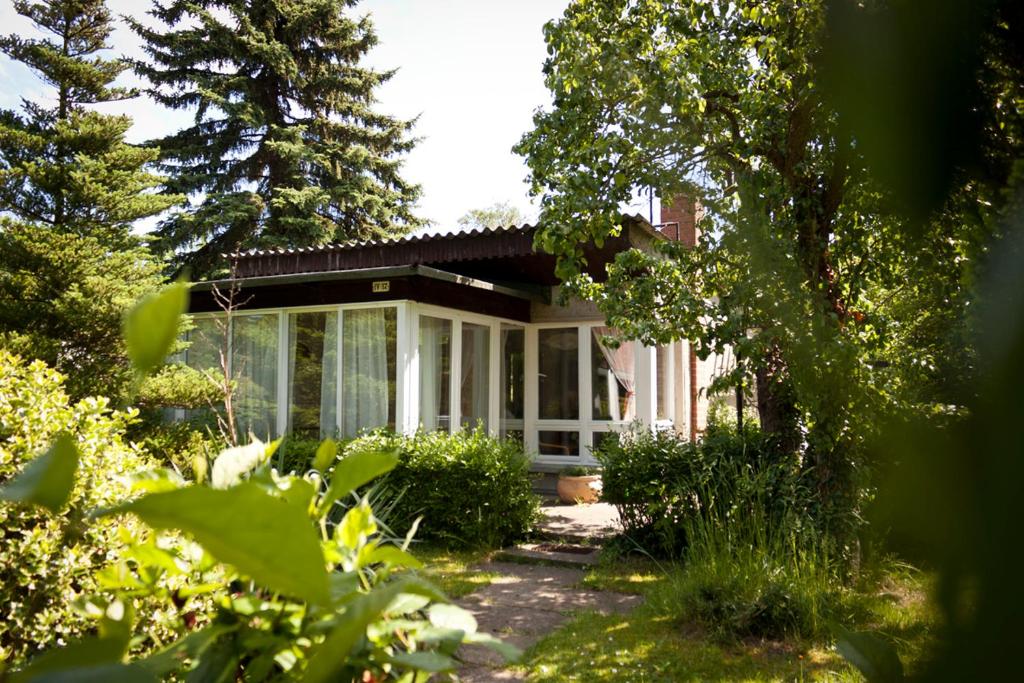 SeehofにあるBungalow mit Wintergartenの屏風の家