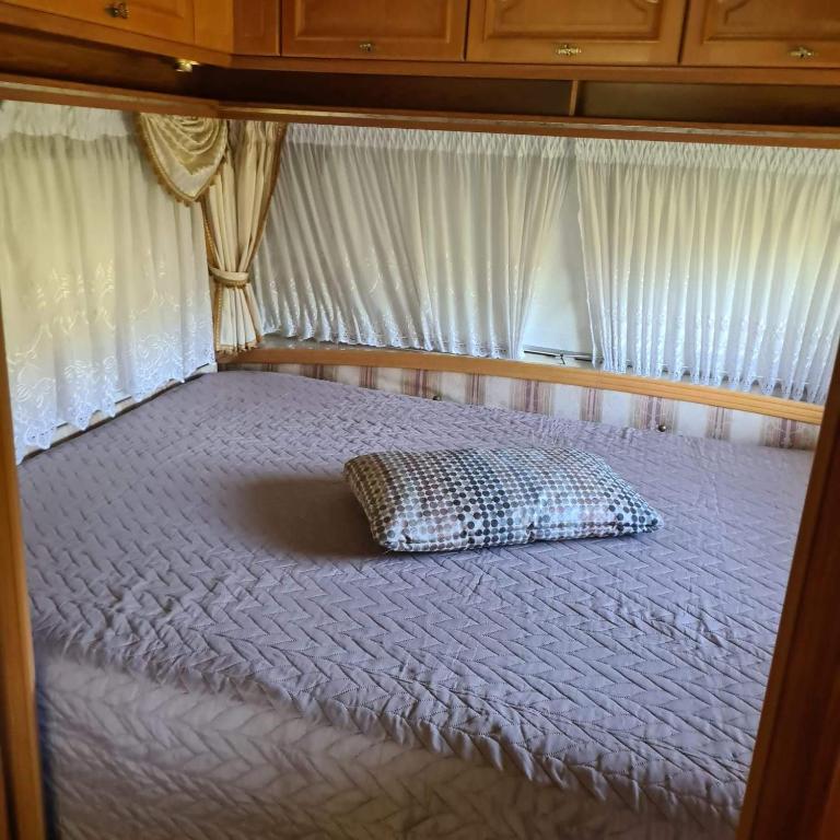 Postel nebo postele na pokoji v ubytování Guesthouse Wallenborn - Caravan Chalet