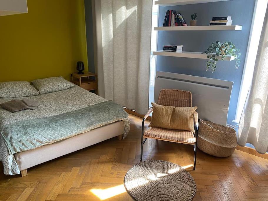 - une chambre avec un lit et deux chaises dans l'établissement Logement complet de charme - Metz Cathédrale, à Metz