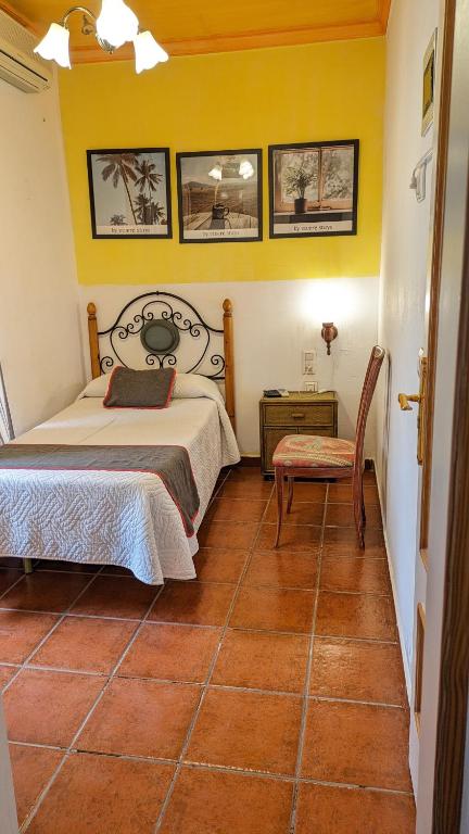 Hotel Las Palmeras by Vivere Stays - Single Room