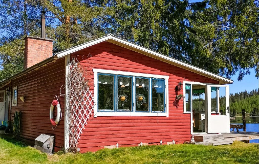 uma casa vermelha com uma janela do lado dela em Nice Home In Bollstabruk With House Sea View em Bollstabruk