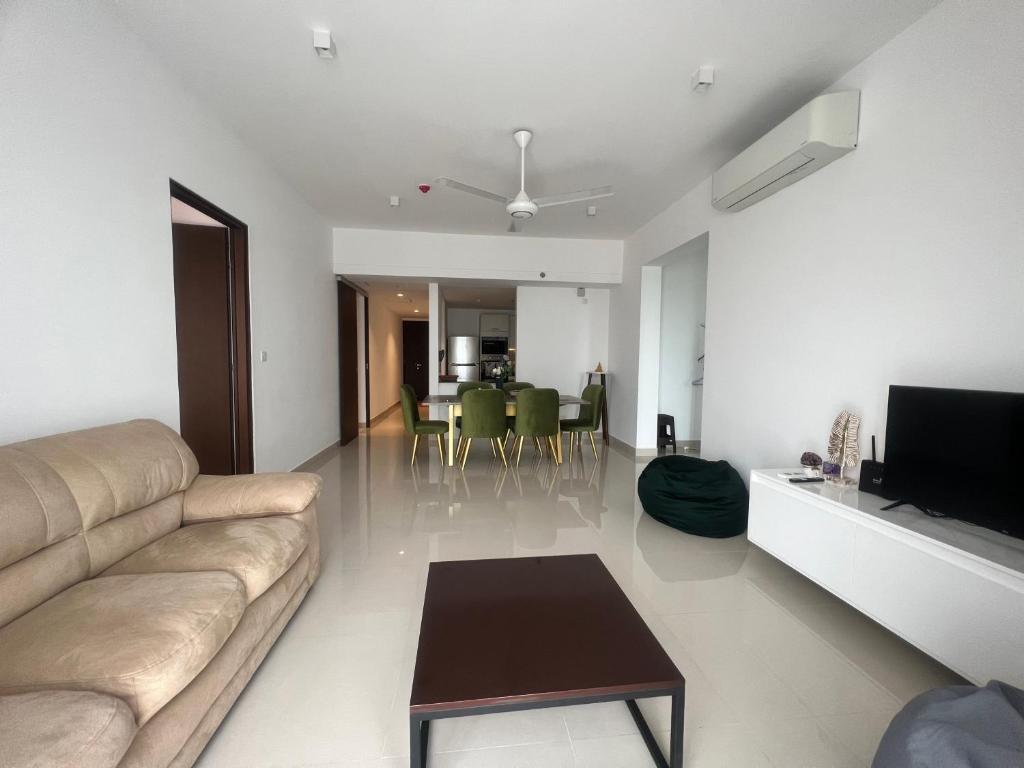 ein Wohnzimmer mit Sofa und Tisch in der Unterkunft 2 Bedroom Apartment in Sri Jayewardenepura Kotte