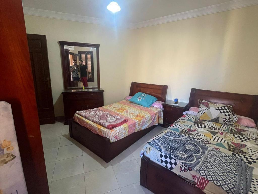 Ένα ή περισσότερα κρεβάτια σε δωμάτιο στο قرية لازورد باى الساحل الشمالى