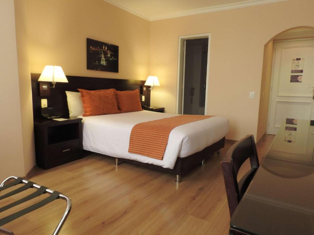 Postel nebo postele na pokoji v ubytování Mercure Alameda Quito