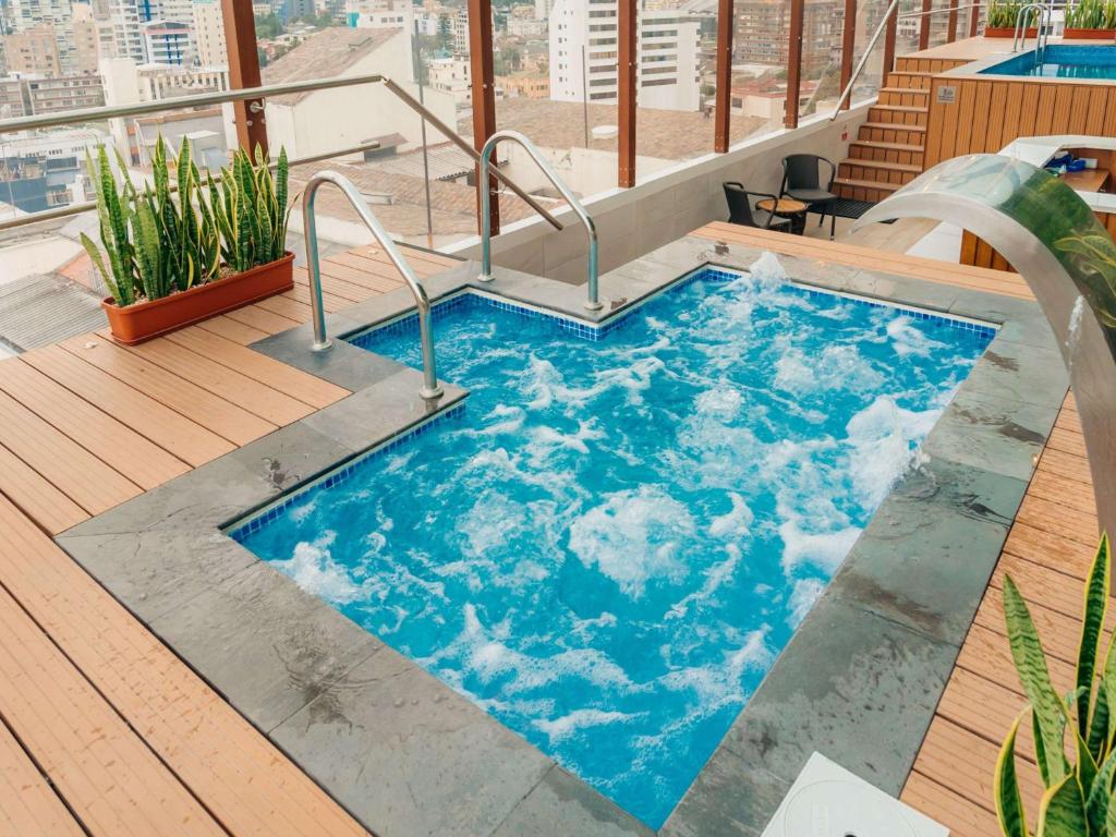 Bazén v ubytování Mercure Alameda Quito nebo v jeho okolí