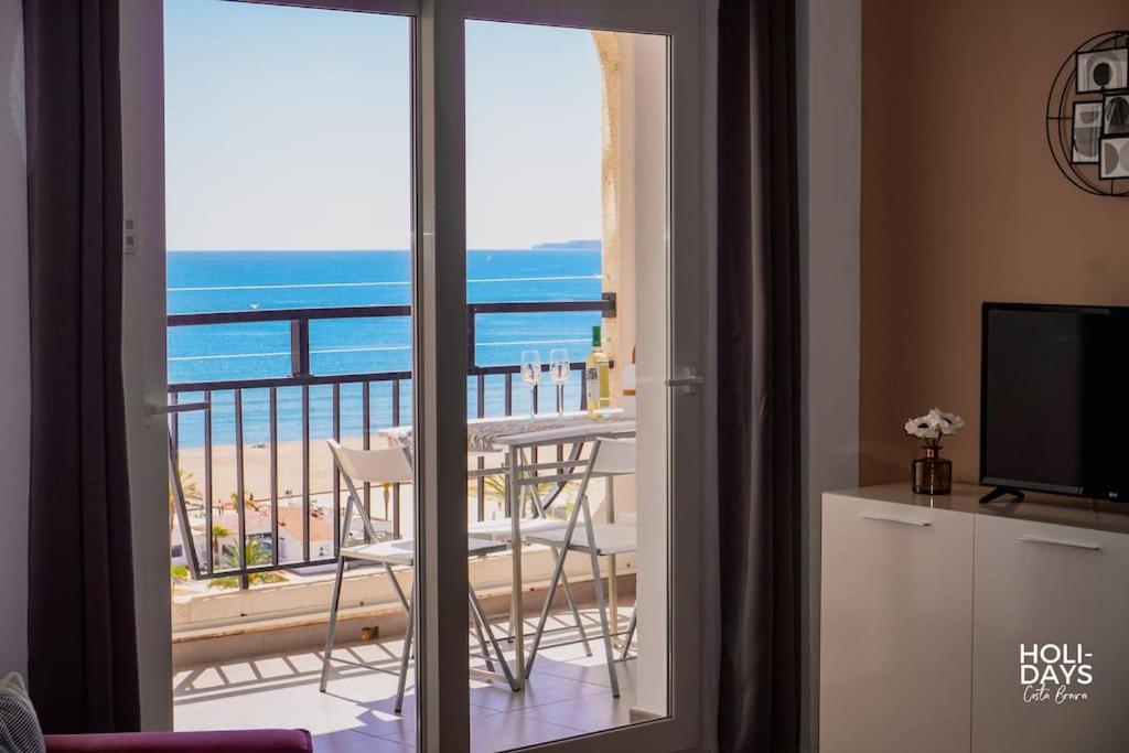 une chambre avec balcon avec vue sur l'océan dans l'établissement Brisa Marina Apartamento, à Empuriabrava