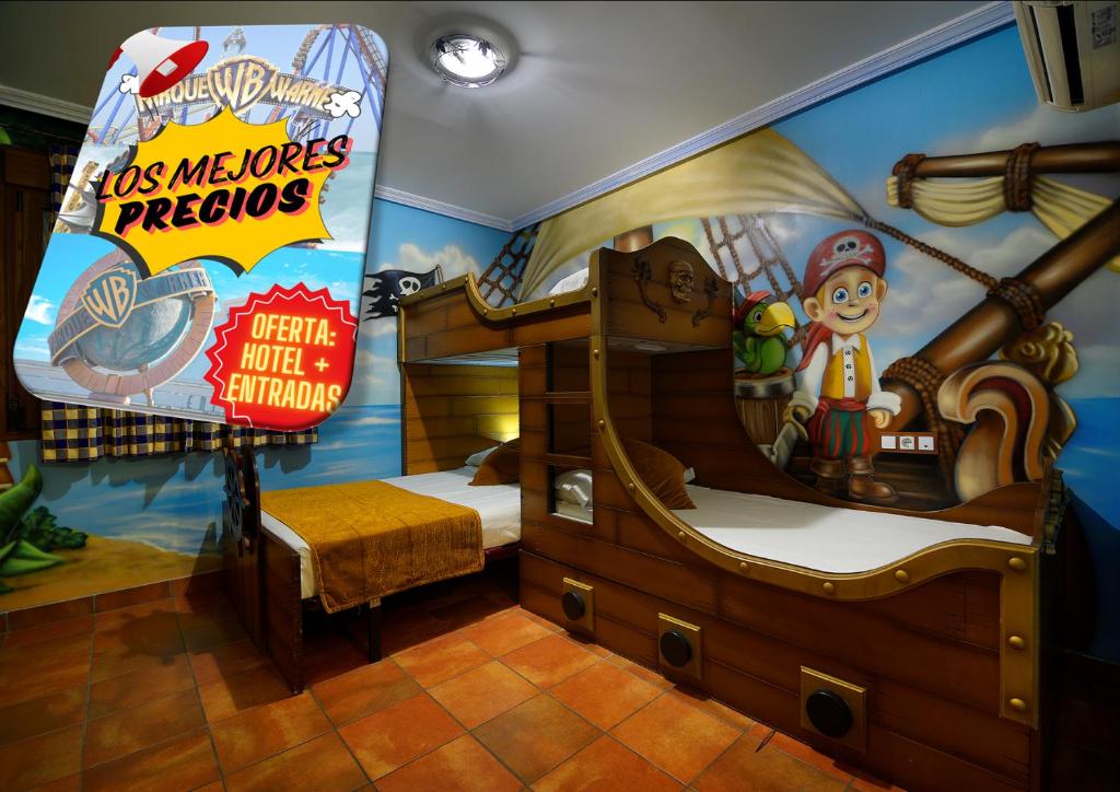 ein Kinderschlafzimmer mit einem Piratenschiff in der Unterkunft El Volante in Ciempozuelos