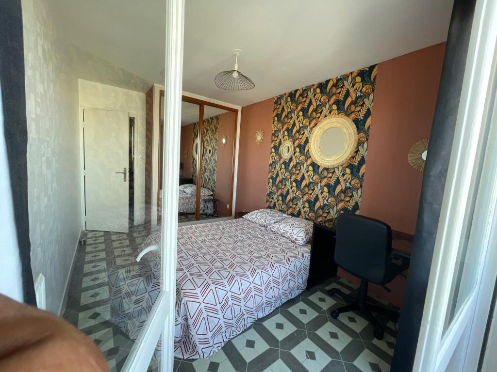 Postel nebo postele na pokoji v ubytování Chambre proche commerce et université 1