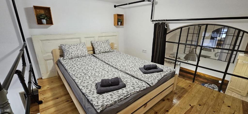 1 dormitorio con 1 cama con 2 almohadas en WL14 Stylish 2BDR 2BTHR 2AC wifi for 4-6 ppl in Heart of BUD en Budapest